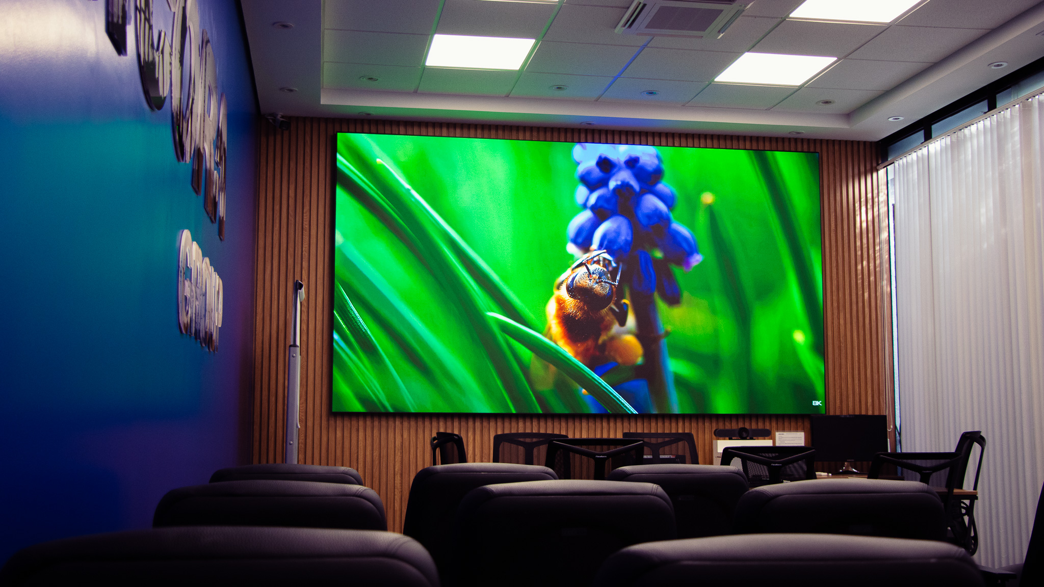 Sala de Reunião da empresa Ancora, em destaque a imagem de um painel de LED de 3x1